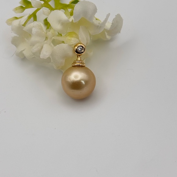 Elegant Gold South Sea Diamond Pearl Pendant 14k
